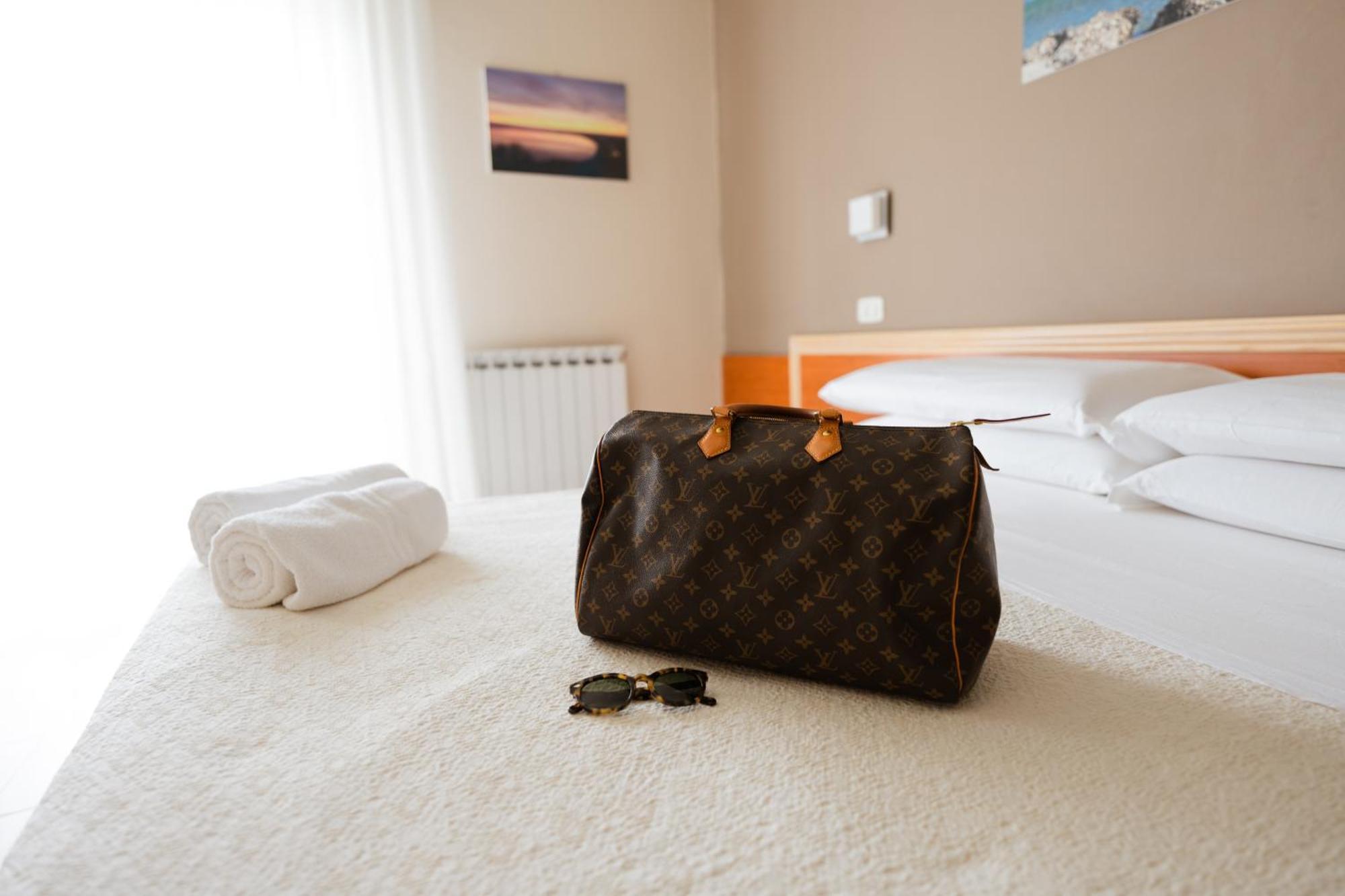 Hotel Holiday Васто Екстер'єр фото