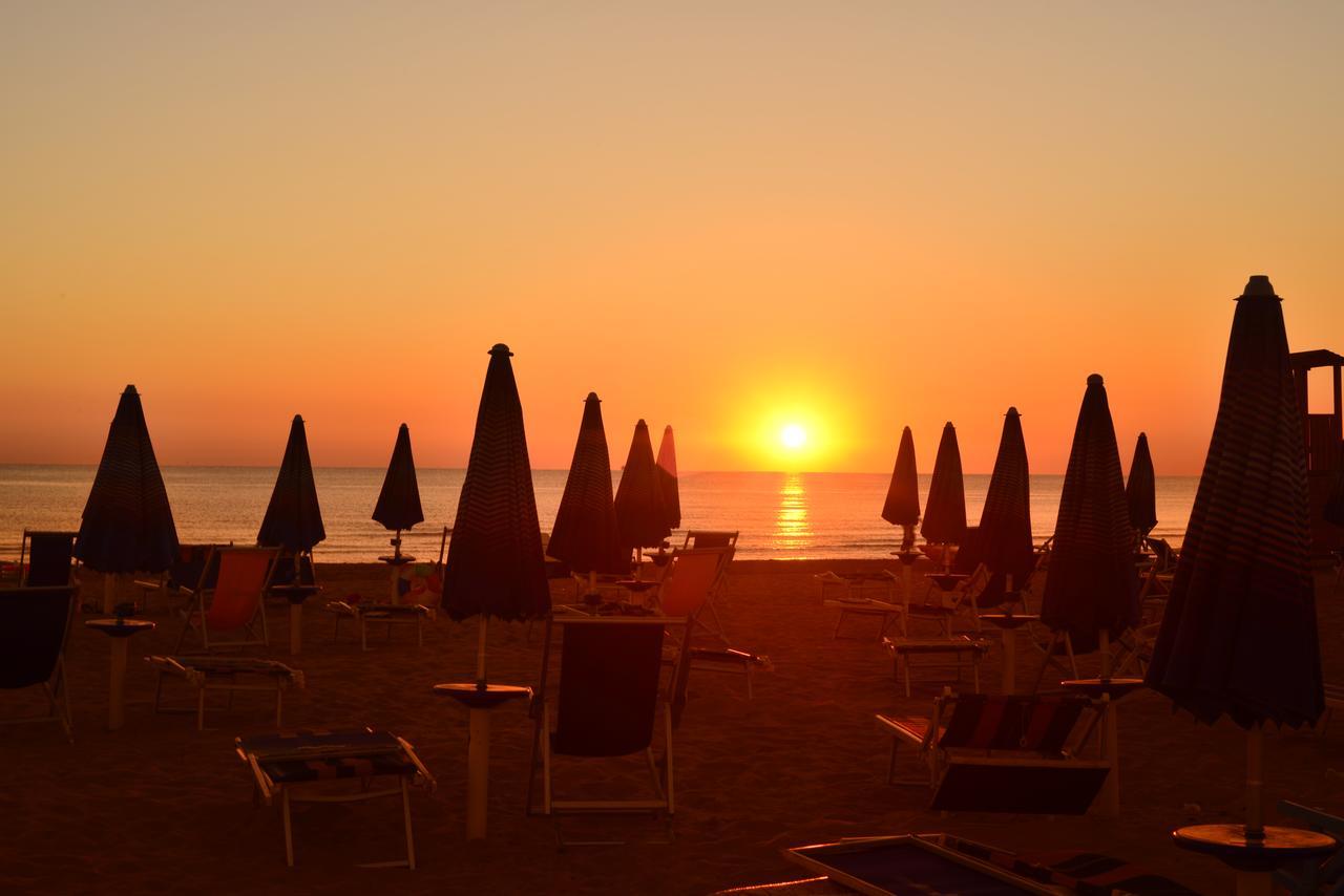 Hotel Holiday Васто Екстер'єр фото